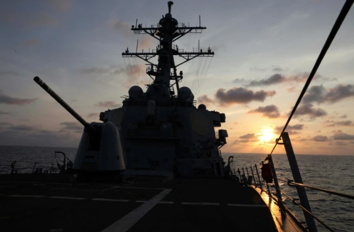 Photo prise le 27 mars 2023 par la marine américaine du destroyer américain USS Milius lors d'opérations en mer de Chine méridionale