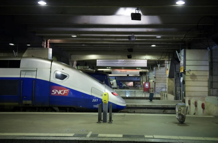 Un TGV à l'arrêt à la gare Montparnasse, le 3 décembre 2017, après une panne du système d'aiguillage