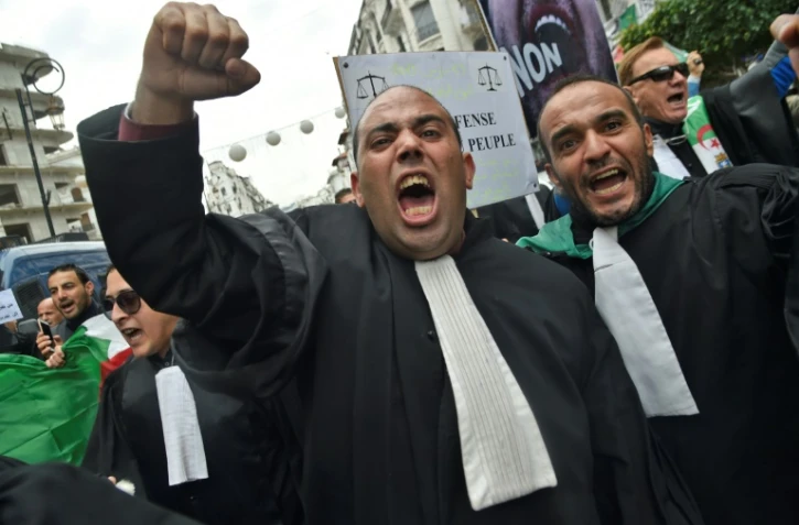 Des avocats algériens manifestent contre le président Abdelaziz Bouteflika, dans la capitale Alger, le 23 mars 2019
