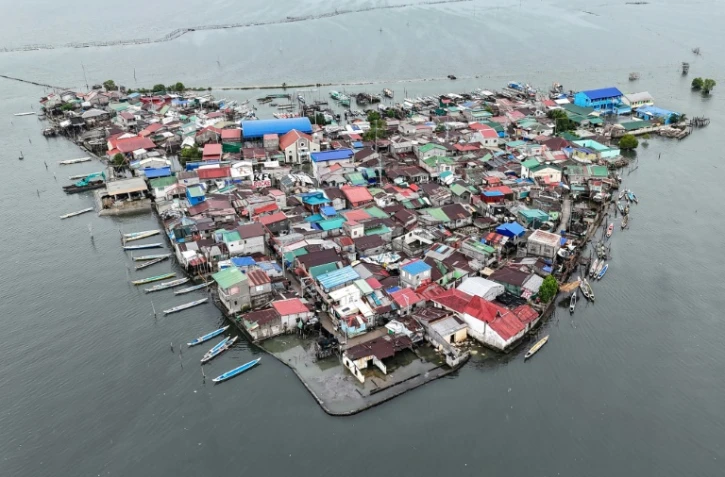 Vue aérienne des maisons exiguës sur l'île de Pugad, dans la province de Bulacan, le 7 juillet 2025 aux Philippines
