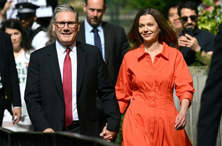 Le chef du parti travailliste Keir Starmer et son épouse Victoria devant un bureau de vote à Londres, le 4 juillet 2024