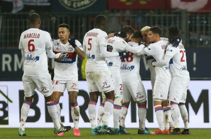 Les Lyonnais se congratulent après le but de Mariano Diaz, le 3 décembre 2017 à Caen