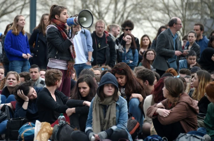 Des étudiants bloquant un bâtiment de l'université de Strasbourg pour protester contre la réforme de l'accès à l'enseignement supérieur le 10 avril 2018