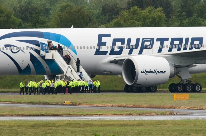 Des passagers d'un avion d'EgyptAir évacués après un atterrissage forcé le 15 juin 2013 à Glasglow