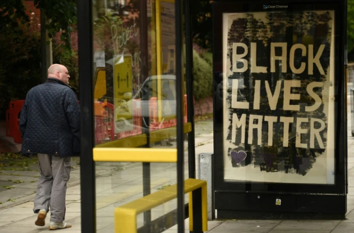 Le slogan anti-raciste "Black Lives Matter" sur un Abribus, Ă Liverpool, le 12 juin 2020