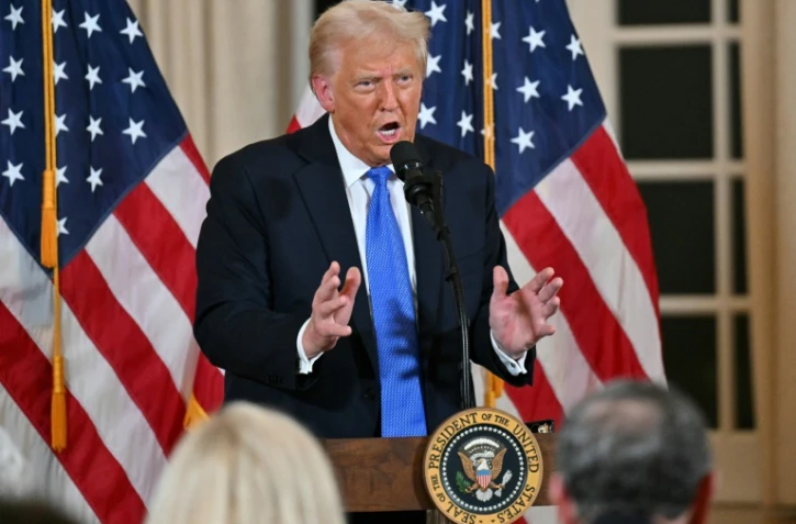 Le président américain Donald Trump s'exprime lors d'un dîner organisé pour les sénateurs républicains américains, en Floride, le 7 février 2025