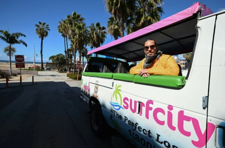 Adam Duford, patron de Surf City, dans son minibus, le 23 mars 2020 à Santa Monica, en Californie