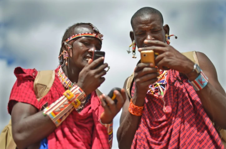 Des guerriers massaï utilisent des appareils de géolocalisation satellitaire pour repérer les lions dans la réserve de Selenkay, dans le sud du Kenya, le 11 septembre 2016 