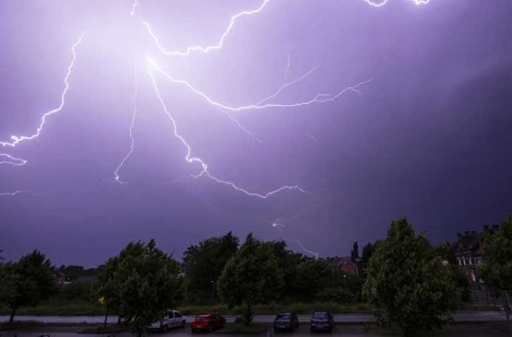 Un orage dans le ciel de Bruay-la-Buissiere, dans le nord de la France, le 14 juin 2025