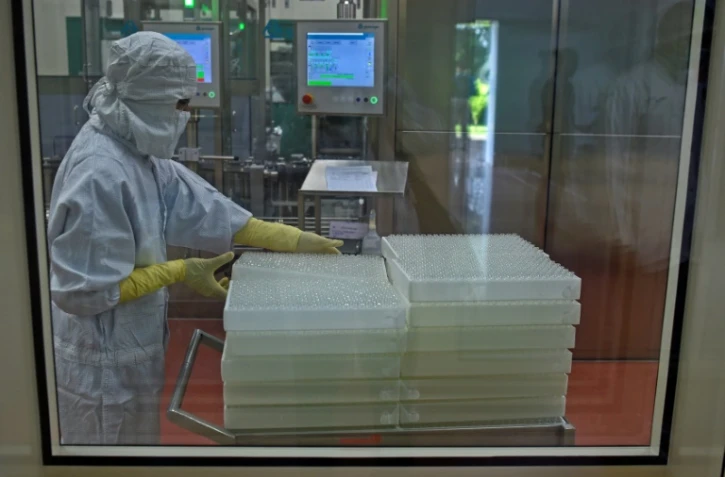 Un technicien sur une ligne de production du vaccin AstraZeneca-Oxford contre le Covid-19 Ă l'Institut Serum, le 22 janvier 2021 Ă Pune, en Inde