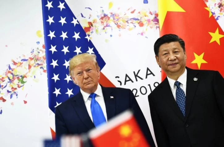 Les présidents américain Donald Trump et chinois Xi Jinping (d) lors du sommet du G20, le 29 juin 2019 à Osaka, au Japon