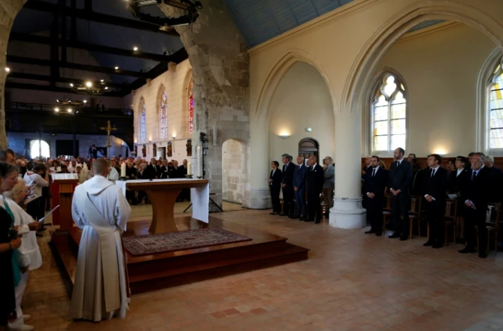 Emmanuel Macron et des membres du gouvernement assistent à une messe le 26 juillet 2017 à Saint-Etienne-du-Rouvray, en mémoire du père Hamel, tué par deux jihadistes un an plus tôt