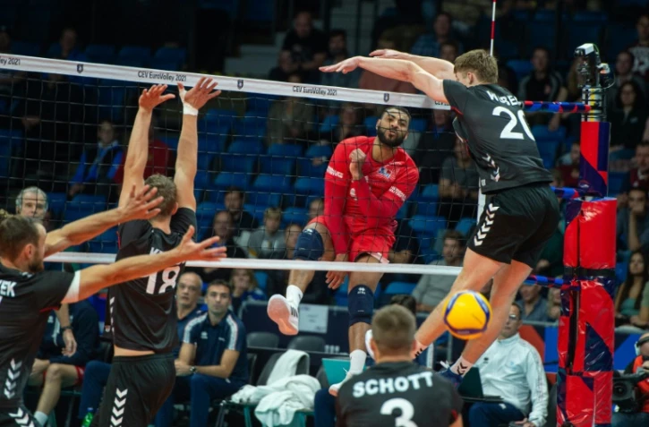 Le Français Earvin Ngapeth marque un point malgré la tentative de contre de l'Allemand Linus Weber à l'Euro de volleyball le 6 septembre 2021 à Tallinn 