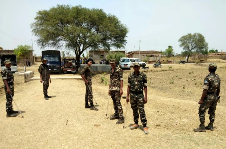 Des membres des forces de sécurité sur les lieux où une jeune Indienne a été violée et tuée, le 5 mai 2018 à Chatra, dans l'Etat du Jharkhand