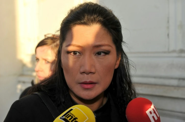 Lise Han, principale accusée dans le procès des "mariages chinois", fait une déclaration à la presse, le 13 octobre 2015 à Tours