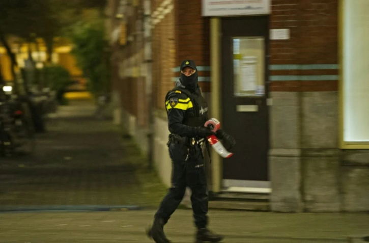 Un policier lors de l'arrestation d'Anis Bahri, un Français de 32 ans à Rotterdam, le 27 mars 2016