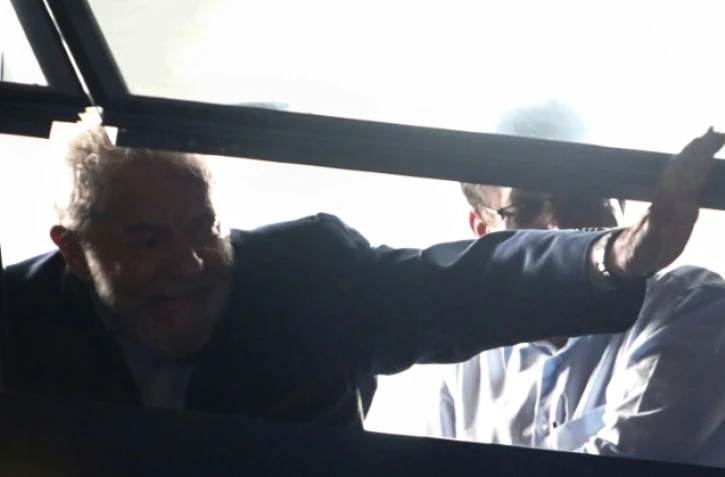 Lula salue ses partisans depuis une fenêtre du siège syndicat des métallurgistes, le 5 avril 2018 à Sao Bernardo do Campo