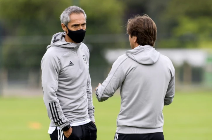 L'entraîneur portugais des Girondins de Bordeaux Paulo Sousa (g) parle avec l'un de ses assistants, le 2 juillet 2020 au centre d'entraînement du Haillan