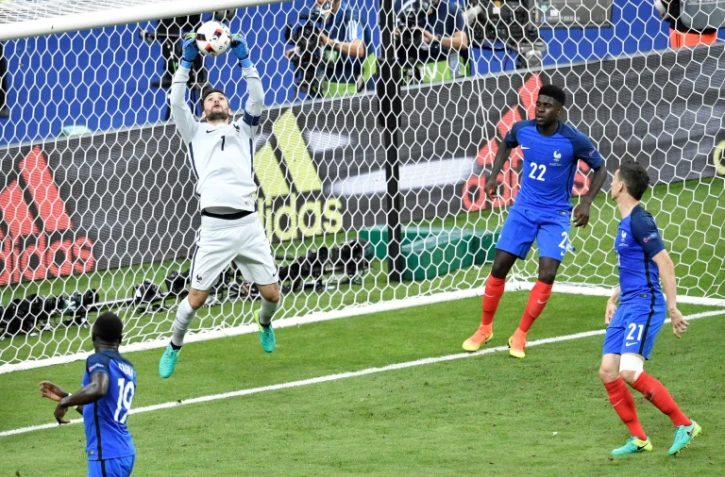 Arrêt du gardien français Hugo Lloris lors de la finale de l'Euro face au Portugal, le 10 juillet 2016 au Stade de France