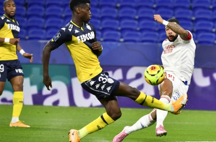 Le capitaine lyonnais Memphis Depay à la lutte avec Benoît Badiashile de l'AS Monaco, lors de leur confrontation en championnat, le 25 octobre 2020 à Décines