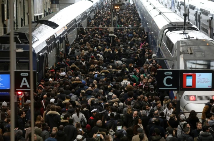Des voyageurs sont massés sur les quais de la gare de Lyon à Paris, le 3 avril 2018 jour de grève de la SNCF