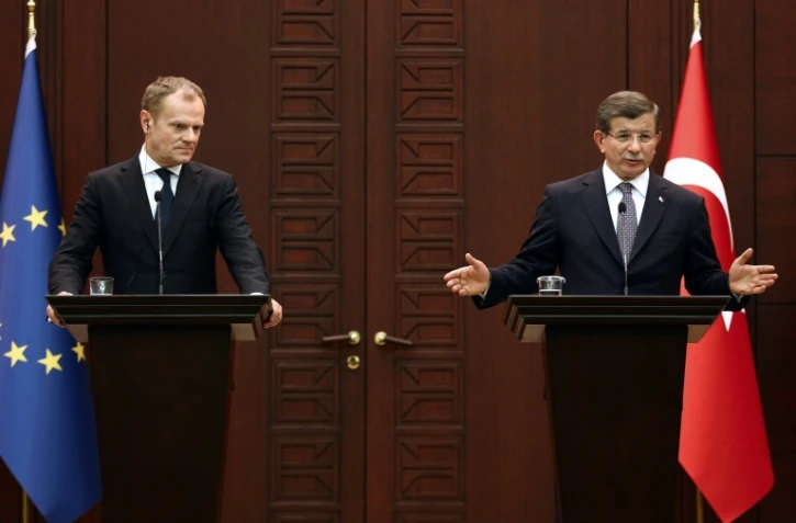 Le Premier ministre turc Ahmet Davutoglu (d) et le président du Conseil européen Donald Tusk, lors d'une conférence de presse à Ankara, le 3 mars 2016