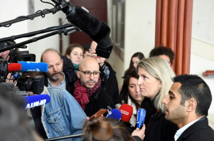 Les avocats du prévenu, Sandrine Parise-Heideiger (2e à droite), et Marc Goudarzian (D), répondent aux questions de journalistes, à Pontoise, le 13 février 2018