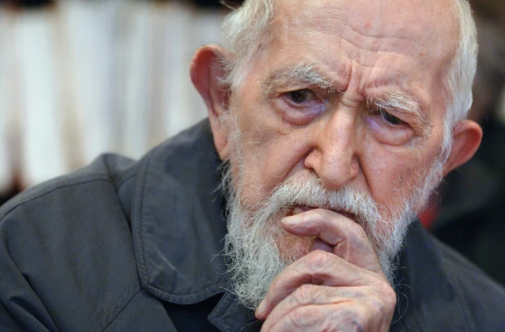 L'abbé Pierre le 03 mars 2005 dans les locaux de l'association Droit au logement (DAL) à Paris