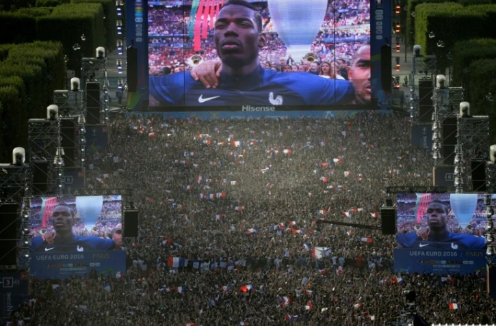 Des milliers de personnes assistent à la retransmission TV de la finale de l'Euro-2016 depuis la fan zone du Champ-de-Mars le 10 juillet 2016 à Paris