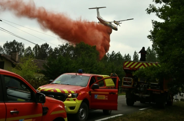 Un avion de la sécurité civile DASH verse du liquide retardateur sur la forêt en feu, Luglon, le 15 août 2026
