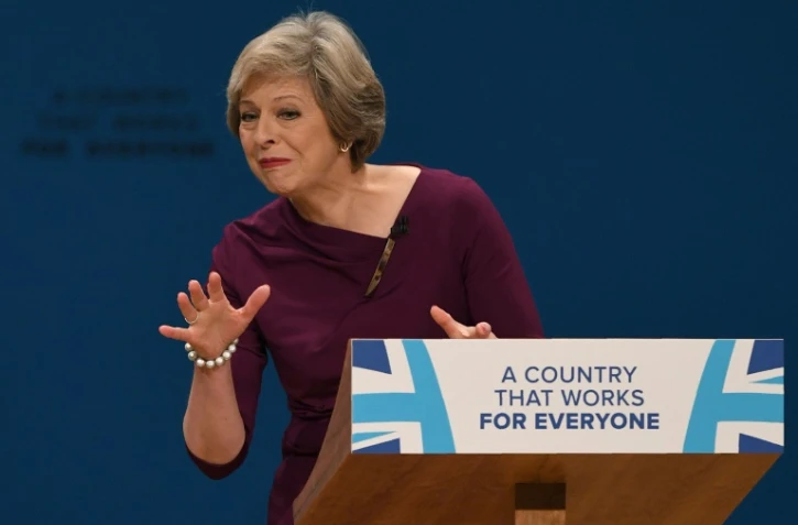 La Première ministre Theresa May plaisante lors de son discours clôturant le congrès des Tories à Birmingham, le 5 octobre 2016