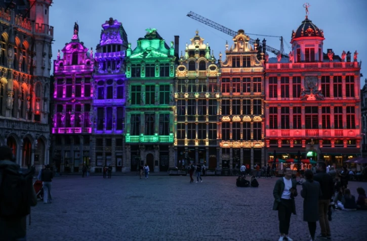 L'Hôtel de ville de Bruxelles illuminées des couleurs arc-en-ciel pour montrer sa solidarité à la communauté LGTBQ+ après une loi hongroise dénoncée comme discriminatoire, le 23 juin 2021