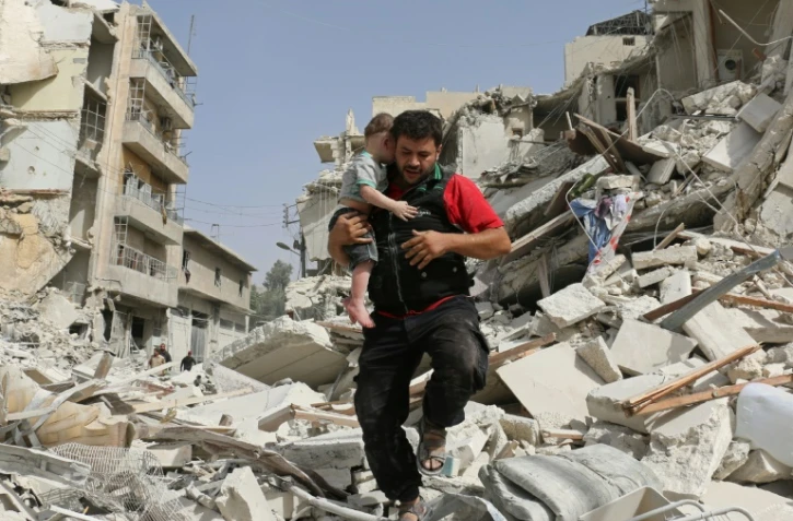 Un enfant secouru après des bombardement à Alep, en Syrie, le 21 septembre 2016