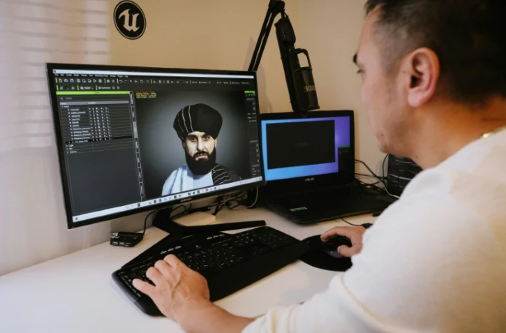 L'Afghan Hafiz Afzali, 34 ans,  conçoit le 15 octobre à Espoo, en Finlande, un personnage en 3D qu'il utilisera dans l'une des nombreuses vidéos humoristiques antitalibanes qu'il produit sur l'Afghanistan