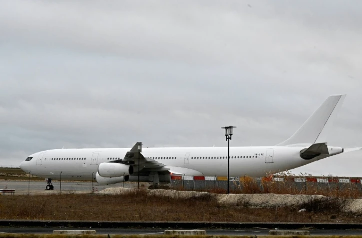 L'Airbus A340 transportant 303 passagers indiens, sur le tarmac de l'aéroport de Vatry, dans la Marne, le 23 décembre 2023