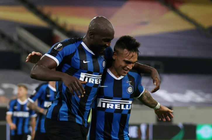 L'attaquant de l'Inter Milan Romelu Lukaku et son coéquipier argentin Lautaro Martinez, en demi-finale de Ligue Europa contre le Shakhtar Donetsk le 17 août 2020 à Düsseldorf, en Allemagne