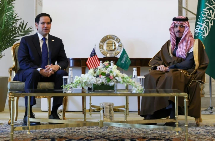 Le ministre saoudien des Affaires étrangères, le prince Faisal bin Farhan al-Saoud, reçoit le secrétaire d'État américain Marco Rubio au siège du ministère saoudien des Affaires étrangères à Ryad, le 17 février 2025