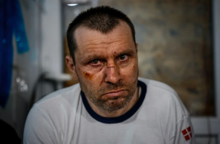 Un soldat ukrainien blessé attend son évacuation près de la ville ukrainienne de Bakhmout, le 4 mai 2023 