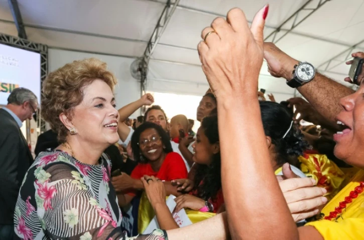 La présidente Dilma Rousseff entourée de partisans le 8 avril 2016 à Rio
