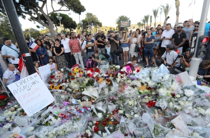 Hommage le 15 juillet 2016 aux 86 victimes tuées la veille par un camion fou qui a foncé sur la foule sur la Promenade des Anglais à Nice