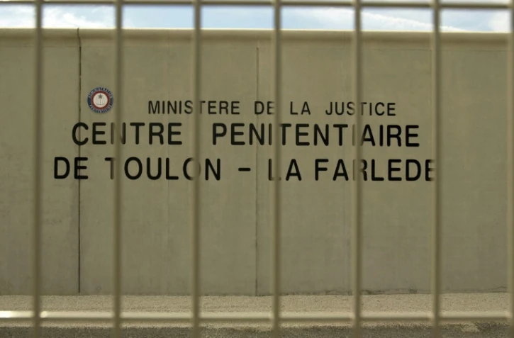 Le centre pénitentiaire de Toulon-La Farlède (Var), ici son mur d'enceinte en avril 2004, a été la cible de tirs à l'arme lourde