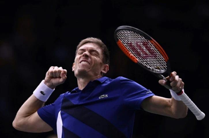 Le Français Nicolas Mahut exulte après sa victoire aux dépens du Canadien Vasek Pospisil lors du 1er tour du Masters 1000 de Paris-Bercy, le 30 octobre 2017