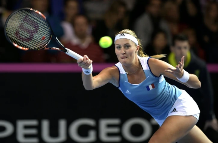 Kristina Mladenovic face à la Tchèque Karolina Pliskova en finale de la Fed Cup à Strasbourg, le 12 novembre 2016