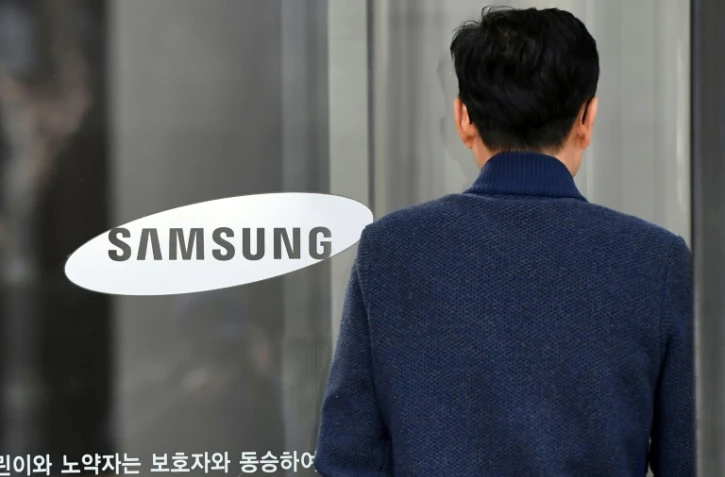 Un homme devant le logo Samsung, le 16 janvier 2017 à Séoul