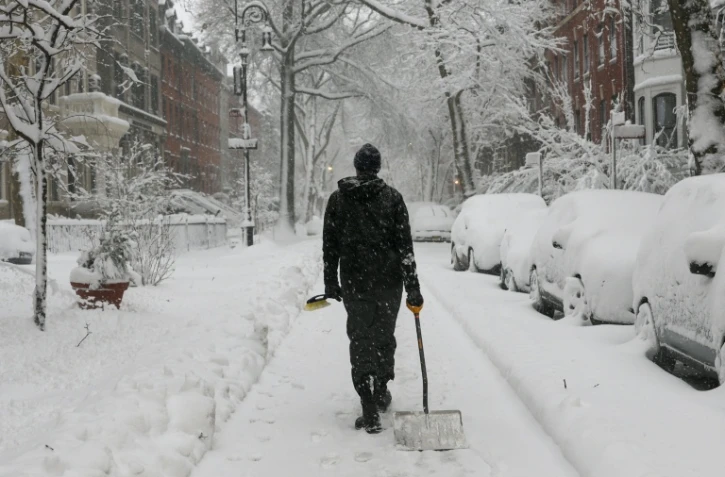 Une personne dans la rue dans l'arrondissement de Brooklyn, à New York, en pleine tempête de neige le 23 février 2026