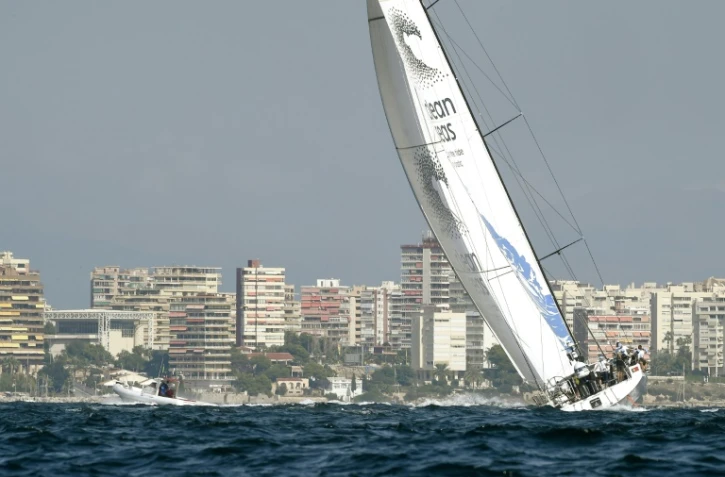 Le bateau Turn the Tide on Plastic (Nations-Unies), lors d'une régate le 14 octobre 2017 à Alicante, en préparation à la Volvo Ocean Race