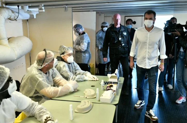 Le ministre de la Santé, Olivier Véran, assiste à une édition spéciale du festival de musique Solidays dédiée aux soignants, à l'hippodrome de Longchamp à Paris le 4 juillet 2021