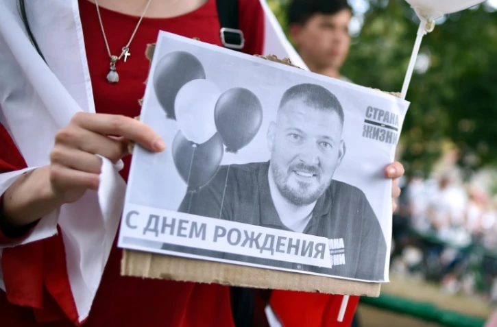 Des partisans de l'opposition manifestent devant le centre de détention à Minsk où se trouverait Sergueï Tikhanovski pour lui souhaiter un bon 42e aniversaire, le 18 août 2020