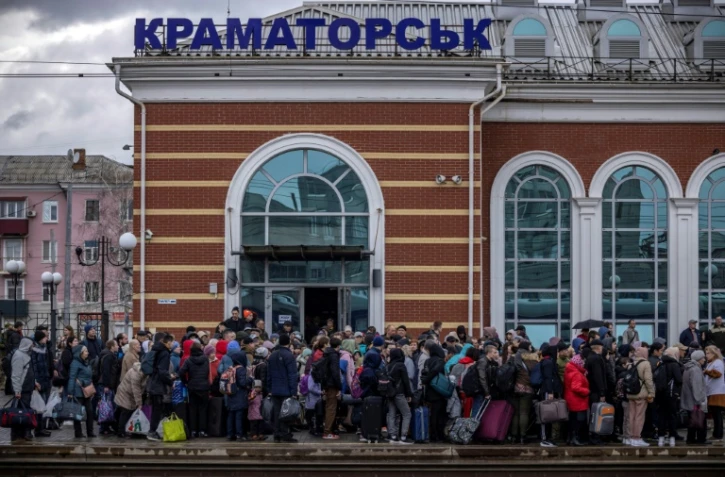Des familles arrivent à la gare principale de Kramatorsk, dans l'est de l'Ukraine, le 3 avril 2022, dans l'attente d'un train qui les éloignera de la ligne de front