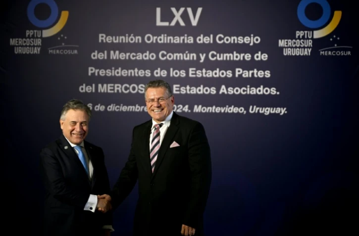 Le ministre uruguayen des Affaires étrangères Omar Paganini (G) accueille le vice-président de la Commission européenne Maros Sefcovic pour la séance d'ouverture du 65e sommet du Mercosur à Montevideo, le 5 décembre 2024